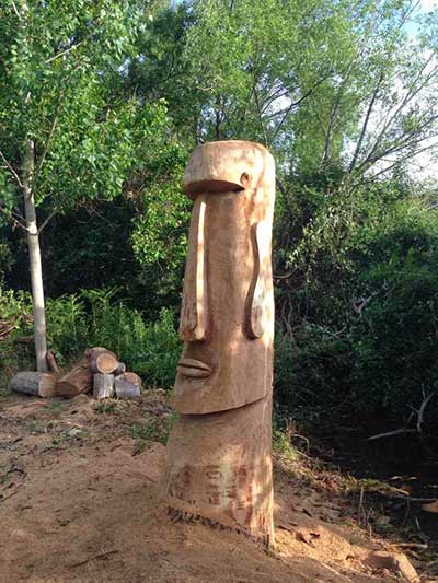 Moai esculpido en madera