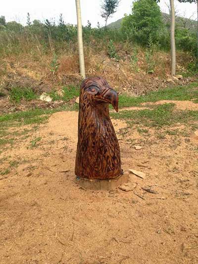 águila tallada en madera