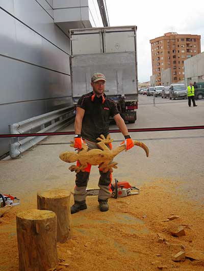 lagarto tallado en madera